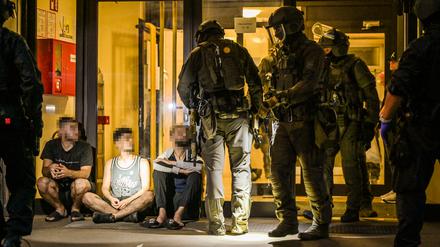 Polizeibeamte durchsuchen ein Flüchtlingsheim, in dem sich der Attentäter von Solingen aufgehalten haben soll.