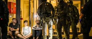 Polizeibeamte durchsuchen ein Flüchtlingsheim, in dem sich der Attentäter von Solingen aufgehalten haben soll.
