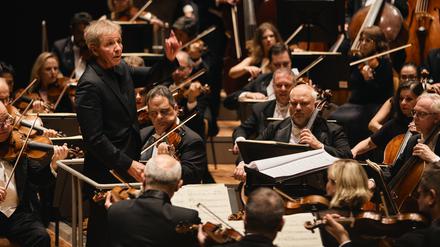 Chefdirigent Thierry Fischer und das Sao Paulo Symphony Orchestra am 24.8.2024 in der Berliner Philharmonie.