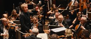 Chefdirigent Thierry Fischer und das Sao Paulo Symphony Orchestra am 24.8.2024 in der Berliner Philharmonie.