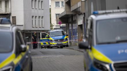 Nordrhein-Westfalen, Solingen: Polizei sperrte Areal in der Innenstadt nach dem Messerangriff vom Wochenende ab.