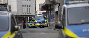 Nordrhein-Westfalen, Solingen: Polizei sperrte Areal in der Innenstadt nach dem Messerangriff vom Wochenende ab.