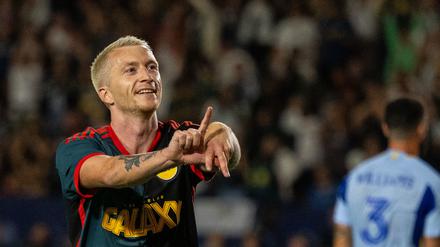 Marco Reus bejubelt seinen Treffer zum 2:0 für Galaxy und formt mit seinen Händen die Buchstaben LA.