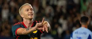 Marco Reus bejubelt seinen Treffer zum 2:0 für Galaxy und formt mit seinen Händen die Buchstaben LA.