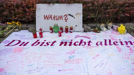  Nach der Messerattacke auf dem Solinger Stadtfest haben Menschen in der Nähe des Tatortes Nachrichten sowie Blumen und Kerzen hinterlassen. 