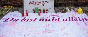  Nach der Messerattacke auf dem Solinger Stadtfest haben Menschen in der Nähe des Tatortes Nachrichten sowie Blumen und Kerzen hinterlassen. 