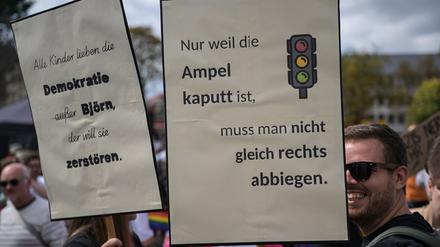 Ein Demonstrant hält ein Schild mit der Aufschrift „Nur weil die Ampel kaputt ist, muss man nicht gleich rechts abbiegen.“ Die Initiative Weltoffenes Thüringen hat zu einer Demonstration unter dem Motto „Thüringen auf der Kippe – Deine Stimme gegen rechts“ aufgerufen. 