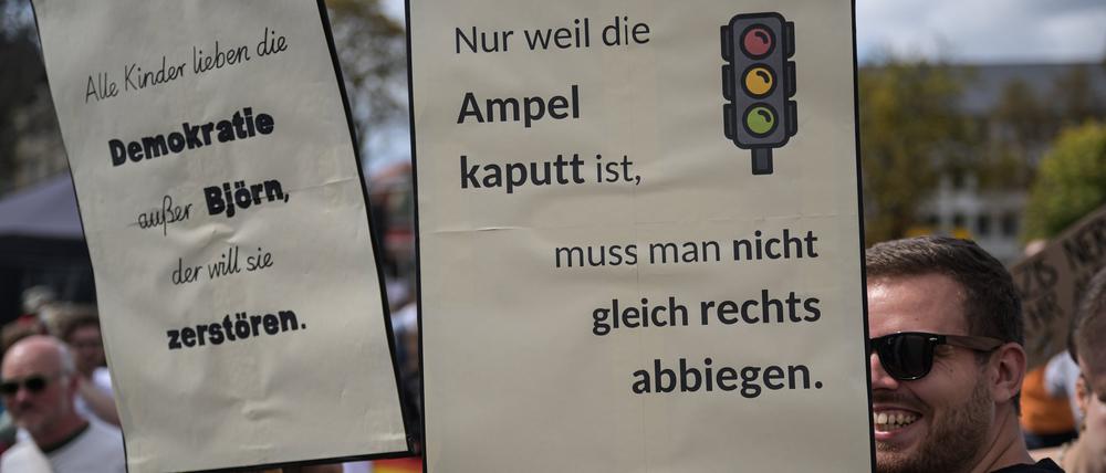 Ein Demonstrant hält ein Schild mit der Aufschrift „Nur weil die Ampel kaputt ist, muss man nicht gleich rechts abbiegen.“ Die Initiative Weltoffenes Thüringen hat zu einer Demonstration unter dem Motto „Thüringen auf der Kippe – Deine Stimme gegen rechts“ aufgerufen. 