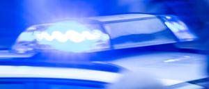 ARCHIV - 10.02.2024, Mecklenburg-Vorpommern, Rostock: Ein Streifenwagen der Polizei ist mit Blaulicht im Einsatz. (zu dpa: «Mann bei Streit in Friedrichshain mit Messer verletzt») Foto: Jens Büttner/dpa +++ dpa-Bildfunk +++