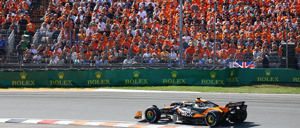 Spielverderber: Lando Norris lässt Max Verstappen bei seinem Heimgrandprix keine Chance.