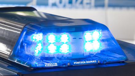 ARCHIV - 26.07.2015, Niedersachsen, Osnabrück: Ein Blaulicht leuchtet auf dem Dach eines Polizeiwagens. (zu dpa: «Mann schießt mit Schreckschusspistole in Freden») Foto: Friso Gentsch/dpa +++ dpa-Bildfunk +++