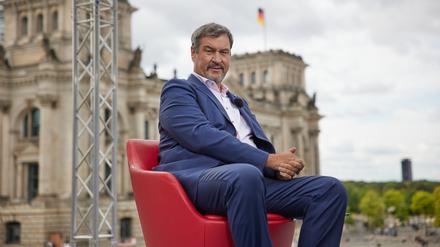 Markus Söder (CSU), Bundesvorsitzender, kommt zum ARD-Sommerinterview und sitzt vor dem Reichstagsgebäude.