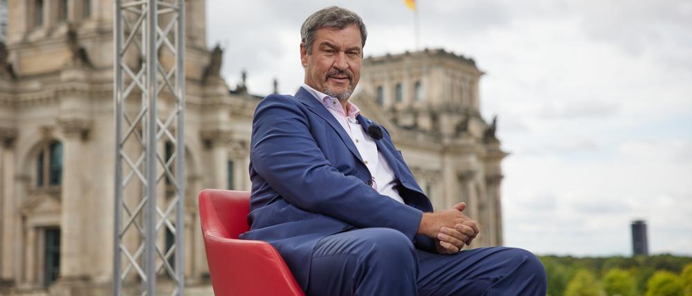 Markus Söder (CSU), Bundesvorsitzender, kommt zum ARD-Sommerinterview und sitzt vor dem Reichstagsgebäude. 