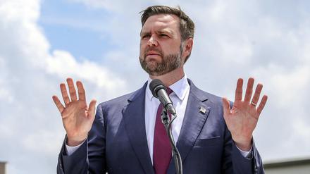 Der republikanische Vizepräsidentschaftskandidat JD Vance spricht bei einer Kundgebung im Lowndes County Sheriff’s Office (Archivbild).