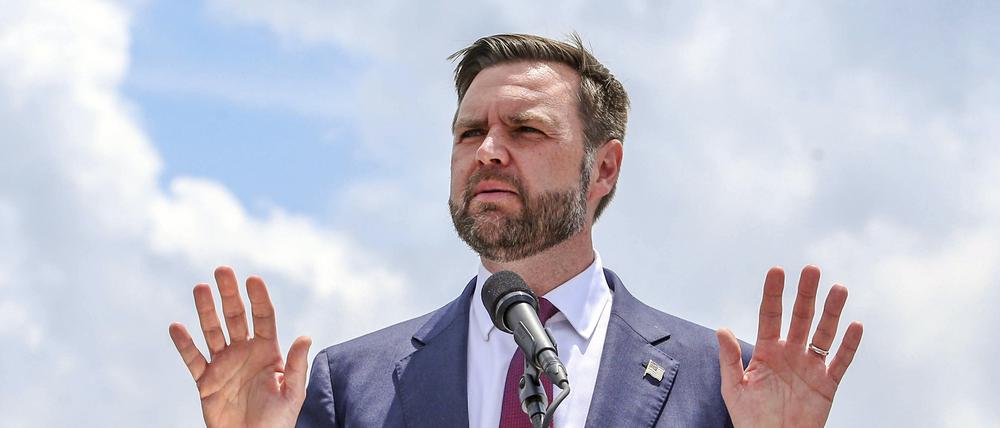 Der republikanische Vizepräsidentschaftskandidat JD Vance spricht bei einer Kundgebung im Lowndes County Sheriff’s Office (Archivbild).