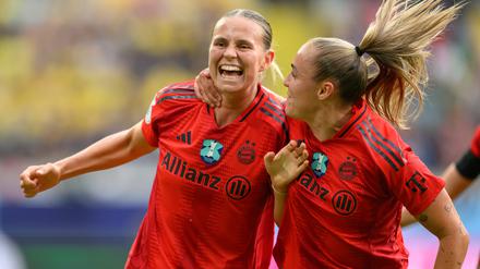 Klara Bühl (l.) bejubelt ihr Tor zum 1:0 mit Bayern-Kollegin Georgia Stanway.