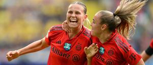 Klara Bühl (l.) bejubelt ihr Tor zum 1:0 mit Bayern-Kollegin Georgia Stanway. 