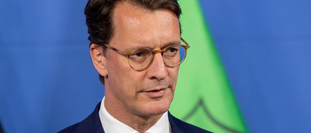 25.08.2024, Nordrhein-Westfalen, Düsseldorf: Hendrik Wüst (CDU), Ministerpräsident des Landes Nordrhein-Westfalen, gibt ein Pressestatement vor Journalisten in der Staatskanzlei.
