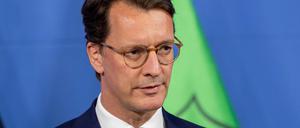 25.08.2024, Nordrhein-Westfalen, Düsseldorf: Hendrik Wüst (CDU), Ministerpräsident des Landes Nordrhein-Westfalen, gibt ein Pressestatement vor Journalisten in der Staatskanzlei.