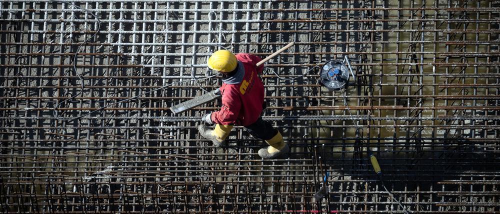 Ein Arbeiter ist auf einer Baustelle beschäftigt.
