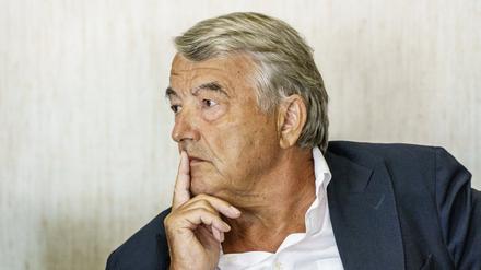 Wolfgang Niersbach, ehemaliger Präsident des Deutschen Fußball-Bundes (DFB), sitzt vor Prozessbeginn im Gerichtssaal (Archivbild).
