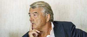 Wolfgang Niersbach, ehemaliger Präsident des Deutschen Fußball-Bundes (DFB), sitzt vor Prozessbeginn im Gerichtssaal (Archivbild).