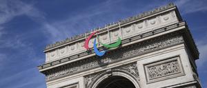 ARCHIV - 28.06.2024, Frankreich, Paris: Das Symbol der Paralympischen Spiele hängt am Arc de Triomphe. Die Paralympischen Spiele in Paris 2024 finden vom 28. August bis 8. September statt. (zu dpa: «Kribbeln und Vorfreude auf das nächste Highlight in Paris») Foto: Christophe Ena/AP/dpa +++ dpa-Bildfunk +++
