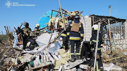 Dieses vom ukrainischen Rettungsdienst am 26. August 2024 veröffentlichte Foto zeigt Rettungskräfte bei der Arbeit am Ort eines Raketenangriffs an einem nicht genannten Ort in der Region Dnipro in der Ukraine. 