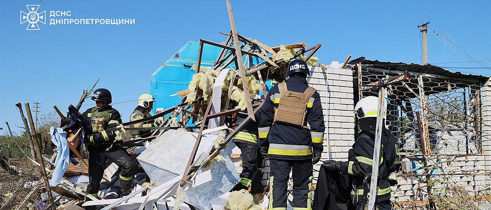 Dieses vom ukrainischen Rettungsdienst am 26. August 2024 veröffentlichte Foto zeigt Rettungskräfte bei der Arbeit am Ort eines Raketenangriffs an einem nicht genannten Ort in der Region Dnipro in der Ukraine. 
