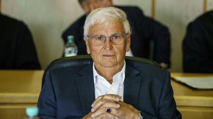 Theo Zwanziger (vorn), und Wolfgang Niersbach, beide ehemalige Präsidenten des Deutschen Fußball-Bundes (DFB), sitzen vor Prozessbeginn im Gerichtssaal.
