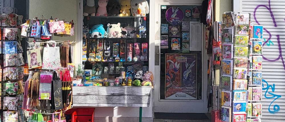 Mittlerweile ist der Papier- und Geschenkeladen „Bellevue“ in Schmargendorf zu einem bekannten Treffpunkt der Pokémon-Community geworden.