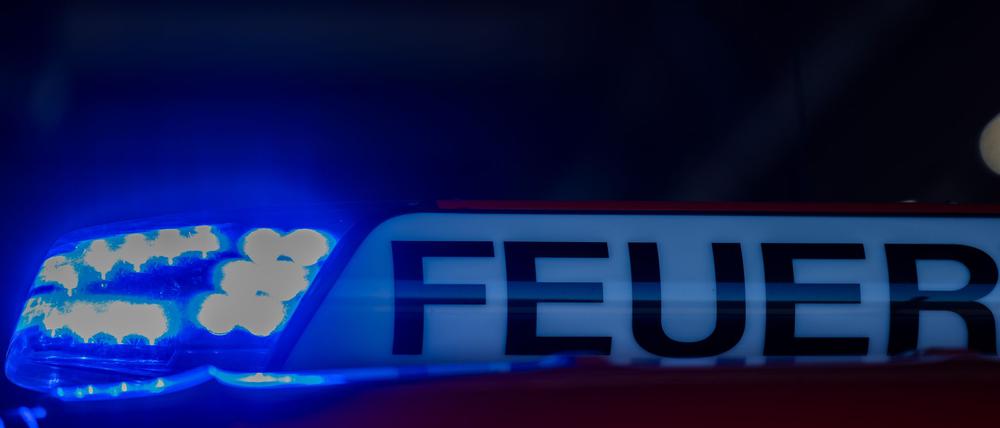 Ein Blaulicht leuchtet auf einem Feuerwehrwagen. (Foto-Illustration)