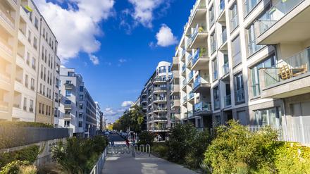 Eine Anlage von modernen Wohnhäusern in Berlin. Die meistgesuchte Wohnung in Berlin ist idealtypisch 59 Quadratmeter groß, hat zwei Zimmer und kostet nicht mehr als 617 Euro kalt.