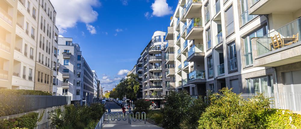 Eine Anlage von modernen Wohnhäusern in Berlin. Die meistgesuchte Wohnung in Berlin ist idealtypisch 59 Quadratmeter groß, hat zwei Zimmer und kostet nicht mehr als 617 Euro kalt.