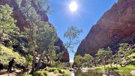 Über dem Simpsons Gap im West MacDonnell National Park - nicht weit von Alice Springs - strahlt die Sonne. In Teilen Australiens werden derzeit im australischen Winter Hitzerekorde gebrochen. 