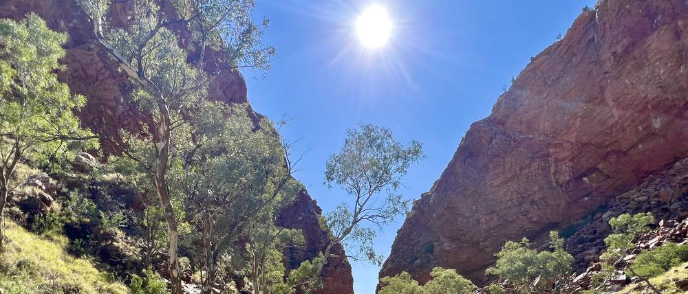 Über dem Simpsons Gap im West MacDonnell National Park - nicht weit von Alice Springs - strahlt die Sonne. In Teilen Australiens werden derzeit im australischen Winter Hitzerekorde gebrochen. 