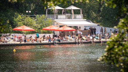  Im Strandbad Halensee tummelten sich früher viele Wasserfans.