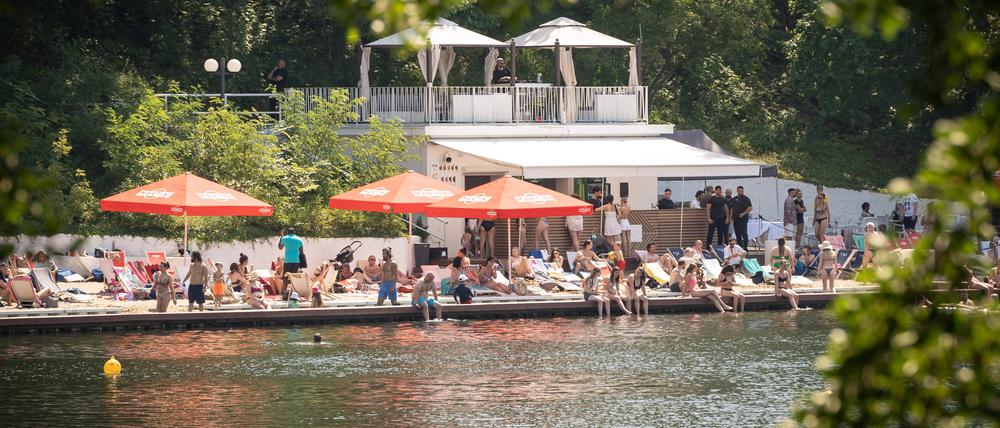  Im Strandbad Halensee tummelten sich früher viele Wasserfans.