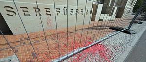 Unbekannte haben den Turm der Garnisonkirche in der Nacht von Sonntag auf Montag mit roter Farbe beworfen.