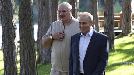 Wichtige Verbündete: Kremlchef Wladimir Putin (r.) und der belarussische Alexander Lukaschenko. Das Bild zeigt sie Ende Juli bei einem gemeinsamen Spaziergang zum orthodoxen Kloster auf der russischen Insel Walaam.