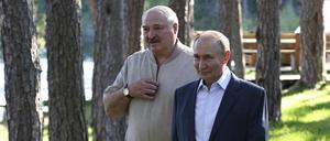 Wichtige Verbündete: Kremlchef Wladimir Putin (r.) und der belarussische Alexander Lukaschenko. Das Bild zeigt sie Ende Juli bei einem gemeinsamen Spaziergang zum orthodoxen Kloster auf der russischen Insel Walaam.