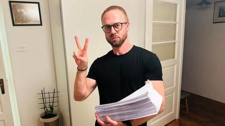Der belarussische Aktivist Andrei Gnyot macht das Peace-Zeichen.