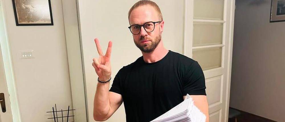 Der belarussische Aktivist Andrei Gnyot macht das Peace-Zeichen.