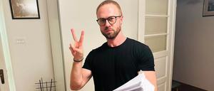 Der belarussische Aktivist Andrei Gnyot macht das Peace-Zeichen.