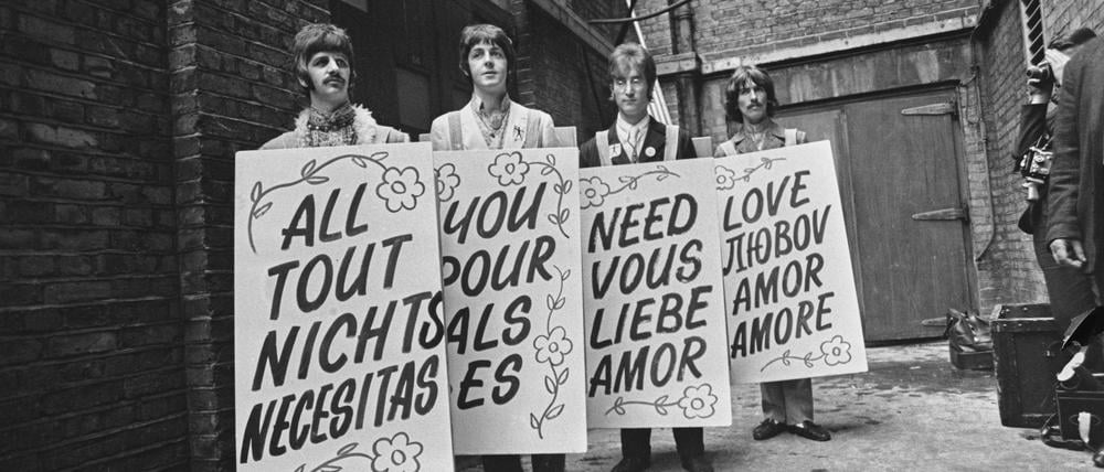 Goldene Zeiten des Übersetzens. Die Beatles zeigen 1967, was „All You Need Is Love“ auf Französisch, Deutsch, Spanisch und Russisch heißt.