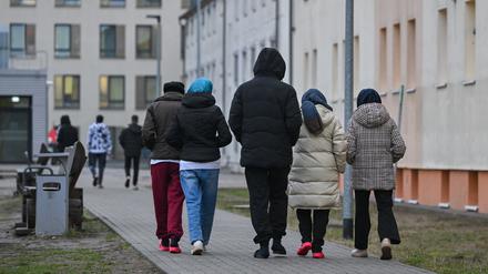 CDU-Chef Merz will keine weiteren Menschen aus Syrien Zentrale Erstaufnahmeeinrichtung für Asylbewerber (ZABH), wie diese des Landes Brandenburg in Eisenhüttenstadt, sehen. 