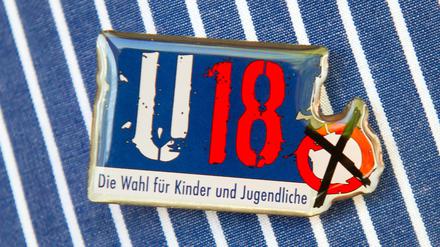 ARCHIV - 15.05.2014, Berlin: Ein Sticker weist auf eine U-18-Wahl hin. (zu dpa: «U18-Wahl: Mehr als jeder dritte Jugendliche stimmt für AfD») Foto: Daniel Naupold/dpa +++ dpa-Bildfunk +++