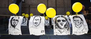 Eine Installation mit Porträtzeichnungen von Hamas-Geiseln in Chicago.