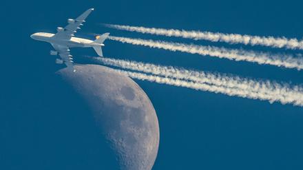 Eine A380 der Fluggesellschaft Lufthansa fliegt nach Peking. Das wird immer weniger rentabel für das deutsche Unternehmen.