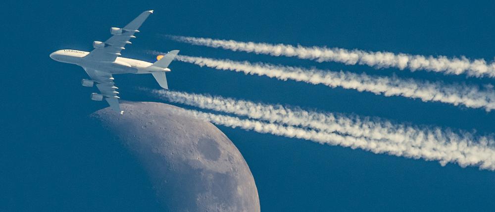 Eine A380 der Fluggesellschaft Lufthansa fliegt nach Peking. Das wird immer weniger rentabel für das deutsche Unternehmen.